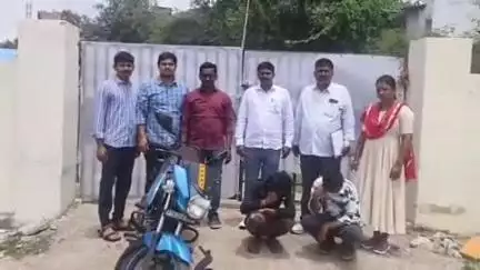 ఉప్పల్: ఉప్పల్లో ఎండు గంజాయి అమ్ముతున్న ఇద్దరు వ్యక్తులను అదుపులకు తీసుకున్న ఉప్పల్ ఎక్సైజ్ పోలీసులు