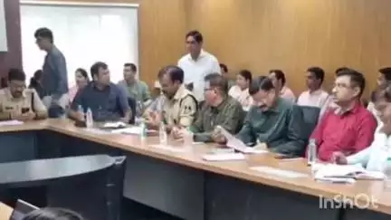 उज्जैन शहर: सिंहस्थ मेला कार्यालय में कलेक्टर रोशन कुमार सिंह की अध्यक्षता में सिंहस्थ के कार्यों की समीक्षा बैठक हुई