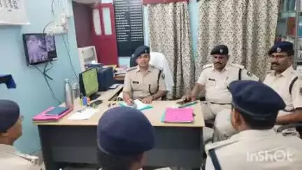 दाउदनगर: अनुमंडल पुलिस पदाधिकारी कार्यालय में एसडीपीओ कुमार ऋषिराज ने मासिक अपराध समीक्षा बैठक की, थानाध्यक्षों को दिए निर्देश