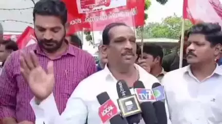 కాకినాడ ఆర్టీసీ కాంప్లెక్స్ వద్ద ధర్నా