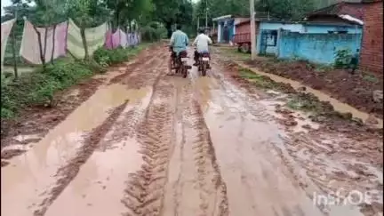 ख़िरवा ग्राम में सड़क पर मुरुम की जगह मिट्टी डालने से लोगों को हो रही है परेशानी