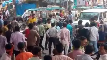 फिरोज़ाबाद: दबंगों ने शराब के नशे में कोटला चुंगी चौराहे पर कार सवार लोगों को जमकर पीटा, उतपात मचाया, लाइव वीडियो वायरल