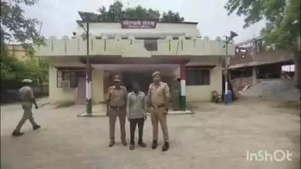 कासगंज: दाल में नमक ज्यादा डालने पर पत्नी की हत्या का मामला, ढोलना पुलिस ने आरोपी को किया गिरफ्तार, दहेज हत्या का आरोप