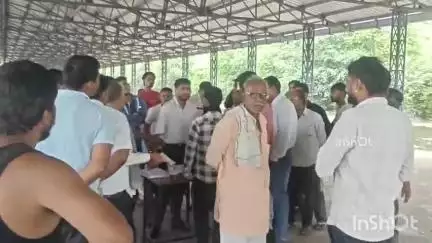 होशंगाबाद नगर: मार्कफेड गोदाम के पास कृषि उपज मंडी में समय पर खाद न मिलने से किसानों का विरोध, वीडियो वायरल