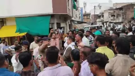નાંદોદ: રાજપીપળા પોલીસ સ્ટેશનના PI વીકે ગઢવી અને ધારાસભ્ય ચૈતર વસાવા સમર્થકો વચ્ચે બોલાચાલી.
