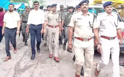 जमुई: टाउन थाना परिसर से डीएम और एसपी ने सुरक्षा बलों के साथ शहर में निकाला फ्लैग मार्च
