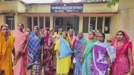 महासमुंद: तेंदुकोना गांव में शराब दुकान खोलने का गांव की महिलाओं ने किया विरोध प्रदर्शन, सौंपा ज्ञापन #jansamasya