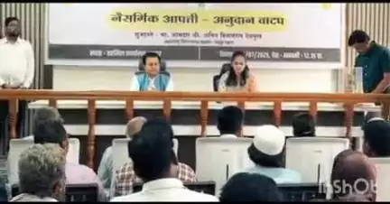 लातूर: माजी मंत्री आमदार अमित देशमुख यांच्या हस्ते नैसर्गिक आपत्तीतील नुकसानग्रस्तांना तहसील कार्यालयात दिले अनुदान