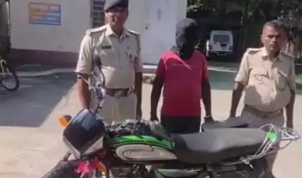 पूर्णिया पूर्व: पूर्णिया पुलिस ने 80 लीटर देशी शराब और 10.08 लीटर विदेशी शराब किया ज़ब्त, पांच शराब तस्कर गिरफ्तार