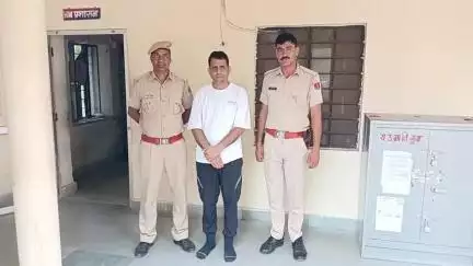 रतनगढ़: रतनगढ पुलिस ने अवैध हथियारों के साथ गांव लधासर के युवक को किया गिरफ्तार