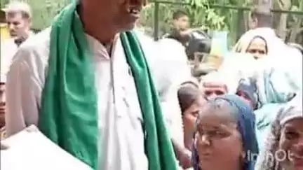 बिजनौर: बिजनौर सदर तहसील में मुकीमपुर धारु के दर्जनों ग्रामीणों ने राशन डीलर के खिलाफ पहुंचकर किया प्रदर्शन