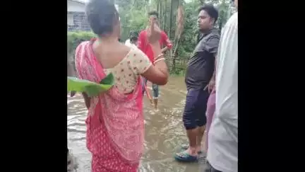 বসিরহাট ১: বসিরহাট পৌরসভার ১৭ নম্বর ওয়ার্ডের জলভাগ্ন এলাকা পরিদর্শন ও সাধারণ মানুষদের খোঁজখবর নিলেন বসিরহাট জেলা তৃণমূল মাইনরিটি..