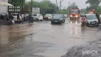 विदिशा नगर: विदिशा की सड़कों पर गड्ढों का राज, लोग परेशान, नगर पालिका की खुली नींद