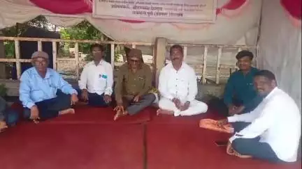 सेनगाव: तहसील कार्यालयासमोर विविध मागण्यासाठी नगरसेवक तथा माजी जिल्हा परिषद सदस्य ओमप्रकाश देशमुख यांचे आमरण उपोषण
