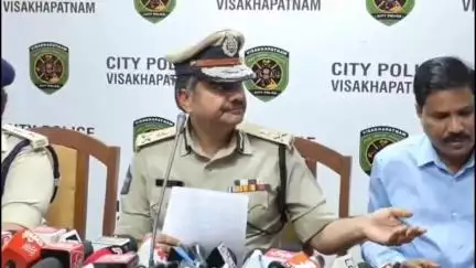 విశాఖపట్నం: విశాఖలో భారీగా డ్రగ్స్ స్వాధీనం, సౌత్ ఆఫ్రికా కు చెందిన వ్యక్తి అరెస్టు,విశాఖ సిపి శంఖ బ్రాత బాగ్చి*