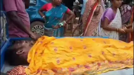 কৃষ্ণনগর ১: বালিয়াডাঙ্গায় এলাকায় দেওয়াল চাপা পড়ে মৃত্যু নির্মাণ শ্রমিকের, মৃতদেহটি নিয়ে আসা হলো পুলিশ মর্গ