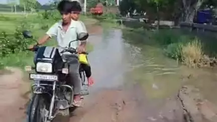 जलेसर: नगला गडरिया में रोड़ पर पानी भरने की समस्या को लेकर दर्जनों ग्रामीण पहुंचे तहसील जलेसर दिवस में की शिकायत #Jansamasya