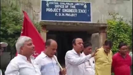 खलारी: लेबर कानून में बदलाव को लेकर 7 जुलाई को देशव्यापी हड़ताल पर हुई गेट मीटिंग