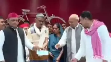 लखीमपुर: बबुरी गांव में तेंदुए से 20 मिनट तक लड़ने वाले जांबाज मिहीलाल को अखिलेश यादव ने सम्मानित किया, दिया ₹2 लाख का चेक