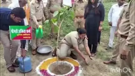 पटियाली: डीएम और एसपी ने एक पेड़ मां के नाम अभियान के तहत पटियाली तहसील परिसर में लगाया पौधा