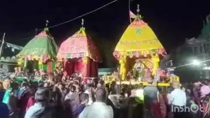 ଫୁଲବାଣୀ ସହର: ଗୁଣ୍ଡିଚା ମନ୍ଦିର ପାଖରେ ପହଞ୍ଚିଲା ତିନି ରଥ,ହଜାର ହଜାର ଭକ୍ତ ଙ୍କ ସମାଗମ।ଆଳତୀ ଶହ ବିଭିନ୍ନ କାର୍ଯ୍ୟକ୍ରମ ଅନୁଷ୍ଠିତ ହୋଇଛି