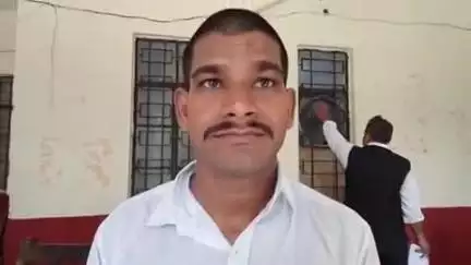 करछना: पुरैनी हासिमपुर गांव में अधिवक्ता से मोबाइल फोन छीनकर फरार हुए बाइक सवार उचक्कों के खिलाफ पुलिस में की गई शिकायत