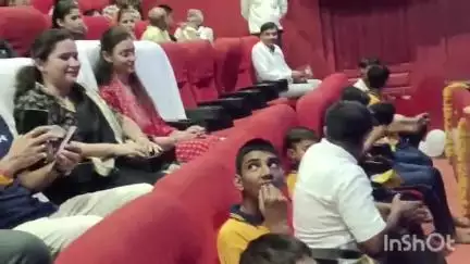 अशोक नगर: ज़िला कलेक्टर ने दिव्यांग बच्चों के साथ विवेक टॉकीज में देखी 'सितारे ज़मीन पर' फिल्म