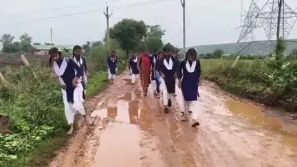 रायसेन: कीचड़ भरे रास्तों से होकर स्कूल जाने को मजबूर हैं अम्बाड़ी गांव के छात्र, हो रही है परेशानी #jansamasya