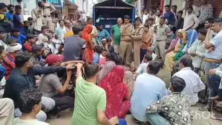 धार: धरमपुरी में करंट लगने से युवक की मौत, शव रखकर परिजनों ने किया हंगामा