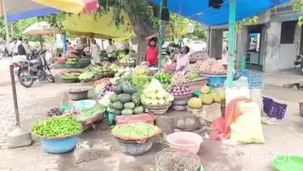हरदोई: हरदोई में सब्जियों के दाम बढ़ने से लोग परेशान, टमाटर 70 रुपये,तोरई,भिंडी के भी दाम हुए दुगने #jansamasya