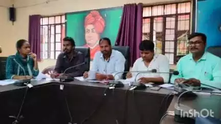 उधवा: उधवा प्रखंड सभागार में जीपीएस की अध्यक्षता में पंचायत सचिवों एवं सहायकों की बैठक हुई, दिशा-निर्देश दिए गए