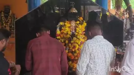 विदिशा नगर: विदिशा: बेटवा किनारे शनि देव मंदिर में शनिवार को उमड़ी भक्तों की भीड़