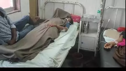झालरापाटन: मोड़ी गांव में घर में सफाई करते समय विषैले पदार्थ की बोतल मुँह पर गिरने से युवती की तबियत बिगड़ी, जिला अस्पताल में भर्ती