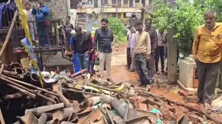 ಬೆಳಗಾವಿ: ಸುರಿಯುತ್ತಿರುವ ಧಾರಾಕಾರ ಮಳೆಗೆ ಬೆಳಗಾವಿ ನಗರದಲ್ಲಿ ನೆಲಕಚ್ಚಿದ ಮನೆ