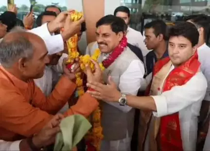 ग्वालियर गिर्द: मुख्यमंत्री मोहन यादव पहुंचे ग्वालियर, एयरपोर्ट पर कार्यकर्ताओं ने किया स्वागत