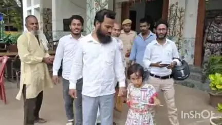 जमुई: नीमारंग इलाके से खोई हुई बच्ची को 112 की पुलिस ने पिता को सौंपा, परिवार वाले खुश