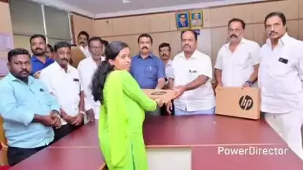 ಗುಂಡ್ಲುಪೇಟೆ: ಪಟ್ಟಣದಲ್ಲಿ ಗ್ರಾಮ ಆಡಳಿತಾಧಿಕಾರಿಗಳಿಗೆ ಲ್ಯಾಪ್‌ಟಾಪ್ ವಿತರಿಸಿದ ಶಾಸಕ ಗಣೇಶ್ ಪ್ರಸಾದ್