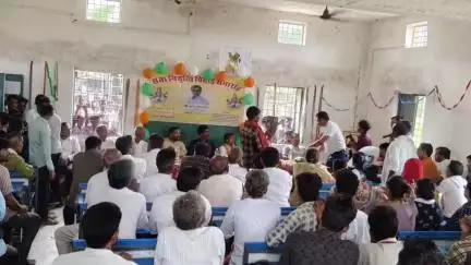 घुवारा: कुटोरा में सेवानिवृत्त शिक्षक पूरन लाल राय को भावभीनी विदाई दी गई, भाजपा मंडल अध्यक्ष भी मौजूद रहे