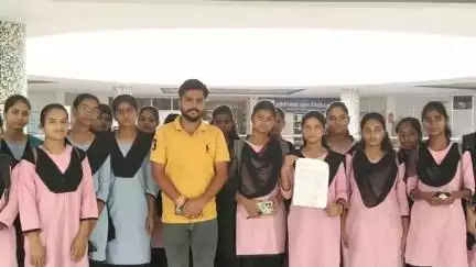 गिरिडीह: डीसी ऑफिस में 12वीं में नामांकन के लिए छात्राओं ने उपायुक्त से मिलकर अपनी बात रखी