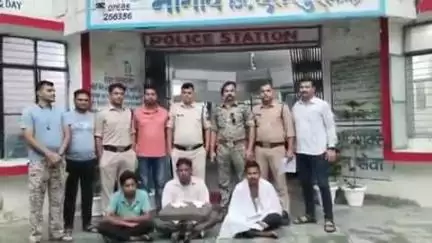 नौगांव: नौगांव पुलिस ने अलग-अलग स्थानों से अवैध सिक्सर कट्टा के साथ तीन आरोपियों को किया गिरफ्तार
