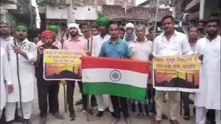 औरंगाबाद: मुहर्रम पर्व के अवसर पर मुस्लिम समुदाय ने शहर के पठान टोली से तिरंगा लेकर निकाला शांति मार्च