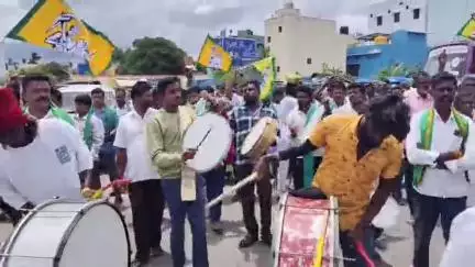 தேன்கனிகோட்டை: நமது கோரிக்கைகளுக்காகவாக்களித்தால் மட்டுமே வாழ்க்கை முன்னேறும் - தேன்கனிக்கோட்டையில் ஈசன் முருகசாமி பேச்சு