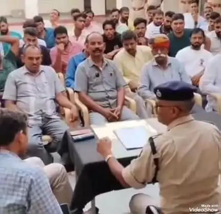 जालौर: जालौर में मोहर्रम और गुरु पूर्णिमा पर कानून व्यवस्था बनाए रखने को लेकर जिला एसपी ने सीएलजी सदस्यों की ली बैठक