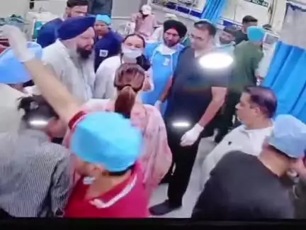 ਧਰਮਕੋਟ: ਕੱਲ ਕੋਟ ਈਸੇਖਾਂ ਵਿੱਚ ਹਰਬੰਸ ਨਰਸਿੰਗ ਹੋਮ ਦੇ ਡਾਕਟਰ ਅਨਿਲਜੀਤ ਕੰਬੋਜ ਨੂੰ ਗੋਲੀਆਂ ਮਾਰਦੇ ਮੁਲਜਮਾਂ ਦੀ ਸੀਸੀਟੀਵੀ ਵੀਡੀਓ ਆਈ  ਸਾਹਮਣੇ