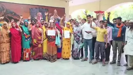 महोबा: दिसरापुर गांव में रिंग रोड के कारण तालाब के पानी की निकासी न होने से घरों में भर रहा पानी, पुल निर्माण की उठी मांग