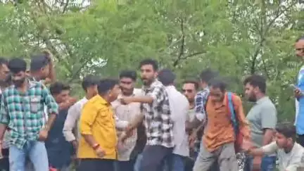 मंदसौर: एसपी कार्यालय पर करणी सेना के प्रदर्शन का कवरेज कर रहे मीडिया कर्मी से मारपीट, वीडियो वायरल