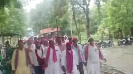 जखनिया: जखनिया में सपा का धरना-प्रदर्शन, प्रशासनिक भ्रष्टाचार और विद्यालय विलय के खिलाफ गरजा जनाक्रोश, SDM को सौंपा पत्रक