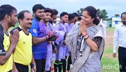 सूरजपुर: ग्राम बीरपुर में आयोजित सूरजपुर जिला लीग कम नॉकआउट फुटबॉल टूर्नामेंट में मंत्री लक्ष्मी राजवाड़े शामिल हुईं