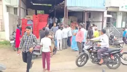 राहुरी: शहरातील गोकुळ कॉलनीमध्ये दोन व्यापाऱ्यांमध्ये मारामाऱ्या परस्परविरोधी