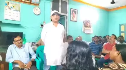 শালবনি: ২১ জুলাই 'ধর্মতলা চলো' -র প্রচারে প্রস্তুতি সভা শালবনিতে, দেওয়াল লিখনে হাত লাগালেন বিধায়ক সুজয় হাজরা